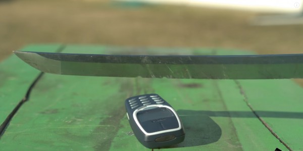 Nokia 3310 попытались разрубить пополам