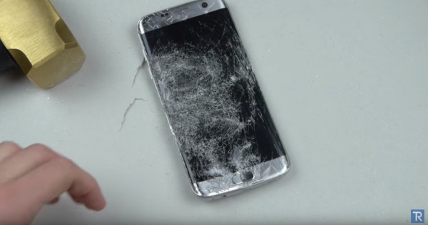 Galaxy S7 Edge испытали на прочность ножом, молотком и сгибанием