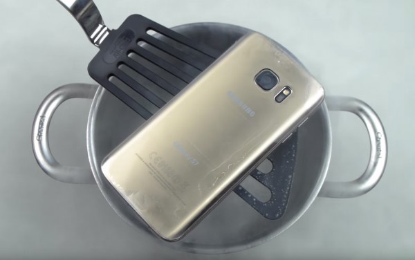 Видео: Samsung Galaxy S7 заморозили в жидком азоте