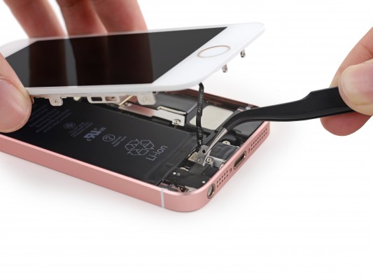 Что внутри iphone 5 se. chto vnutri iphone se 6. Что внутри iphone 5 se фото. Что внутри iphone 5 se-chto vnutri iphone se 6. картинка Что внутри iphone 5 se. картинка chto vnutri iphone se 6. В странах «первой волны» уже стартовали продажи нового смартфона от компании Apple — iPhone SE. Устройство создано для тех, кто остается верен классическому форм-фактору — дисплей с диагональю 4 дюйма и дизайн в стиле iPhone 5. Аппарат выглядит практически идентично iPhone 5S, но внутри все изменилось. Что именно? Это решили узнать ребята с популярного портала iFixit.