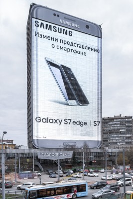 Samsung установила рекламу в виде огромного смартфона на медиафасаде в Москве