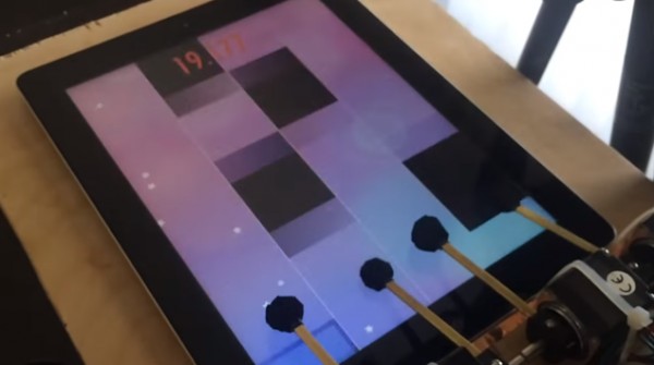 Видео: робот против Piano Tiles 2