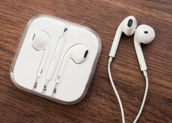 Слух: Apple не выпустит EarPods с коннектором Lightning, но будет бесплатный переходник