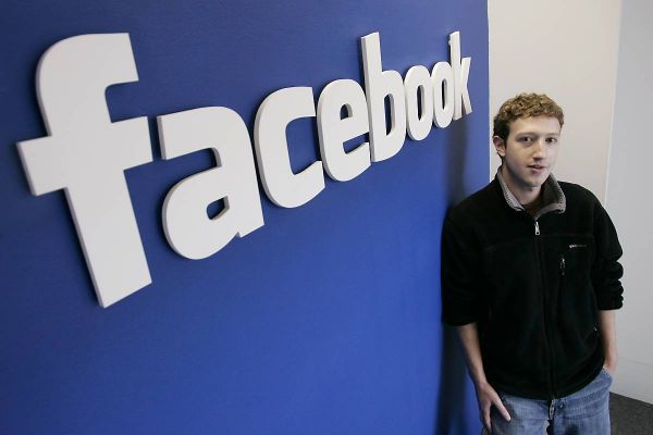 Facebook* отрицает слухи о создании Facebook*-смартфона