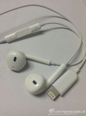 Фото: наушники Apple EarPods с коннектором Lightning