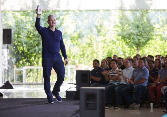 Apple продала 1 млрд iPhone