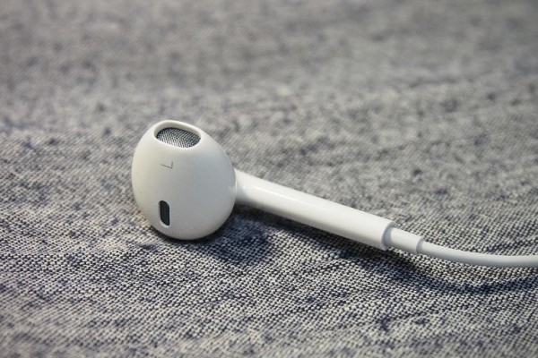 Apple готовит беспроводные наушники-затычки