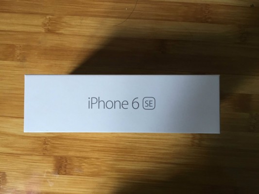 В сети появились фотографии коробки iPhone 6 SE