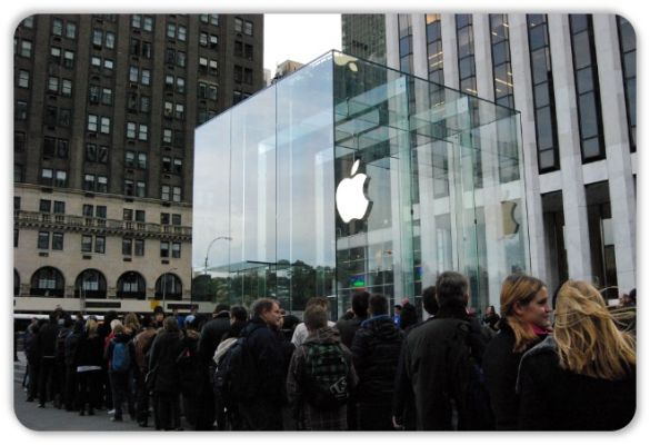 Покупатели заняли очередь на iPhone 5 за неделю до продаж