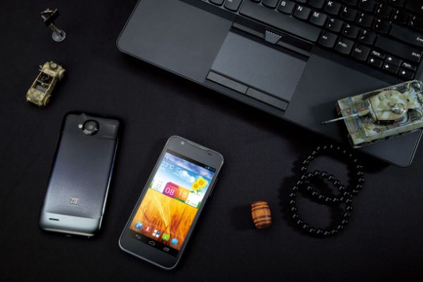 ZTE Grand Era U985: 4+1 ядра в тонком корпусе
