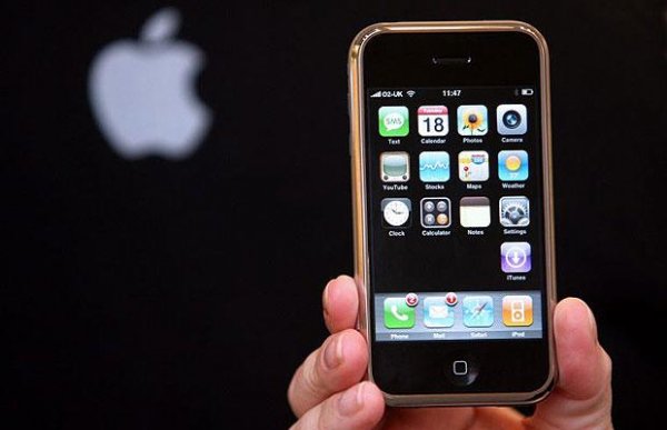 10 лет назад Стив Джобс представил первый iPhone