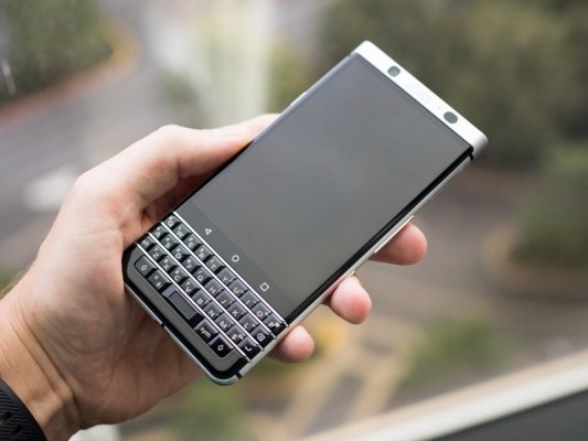 TCL показала новый смартфон BlackBerry с физической клавиатурой