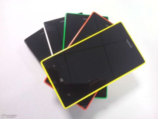 В сети появились фотографии Nokia Lumia 830