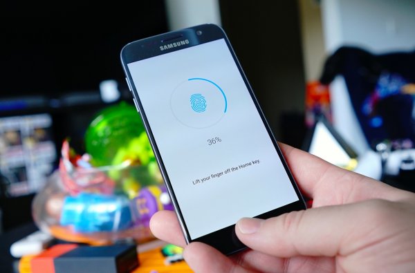 Galaxy S8 хотели оснастить наэкранным сканером пальцев