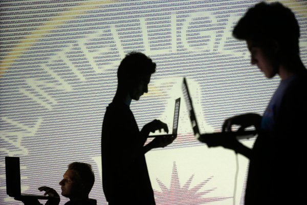 WikiLeaks: ЦРУ взламывало MacBook и iPhone еще до их продажи