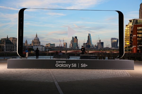 Рекламные скульптуры Galaxy S8 украсили Великобританию