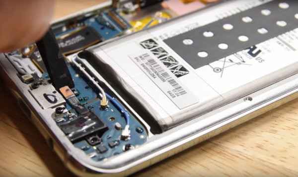 Что означает запрещающий значок собаки на батарее Galaxy S8