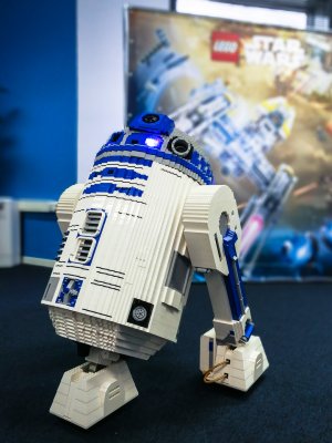 Trashbox.ru познакомился с LEGO R2-D2
