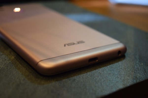 ASUS ZenFone 4 (2017) отложен до конца июля