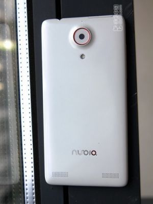 ZTE Nubia Z5 красуется на пресс-фото