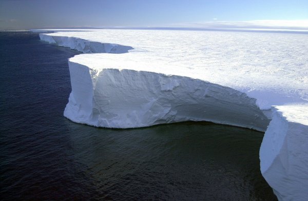 В Антарктиде откололся крупнейший айсберг
