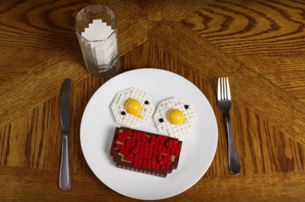 Блогер приготовил завтрак из LEGO