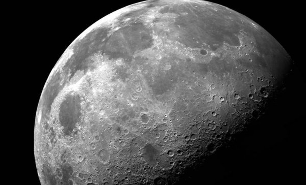 Появились новые доказательства воды на Луне