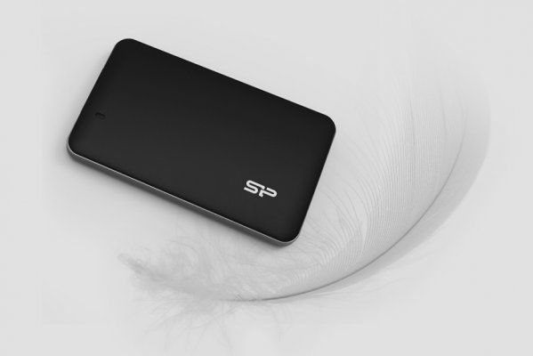 Silicon Power Bolt B10 — портативный SSD-диск размером с визитку