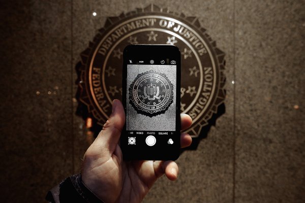 Apple предложила ФБР помочь взломать iPhone техасского стрелка