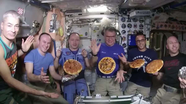 Экипаж МКС приготовил пиццу в невесомости