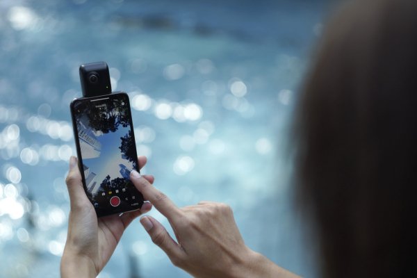 Insta360 представила обновленную панорамную камеру для iPhone