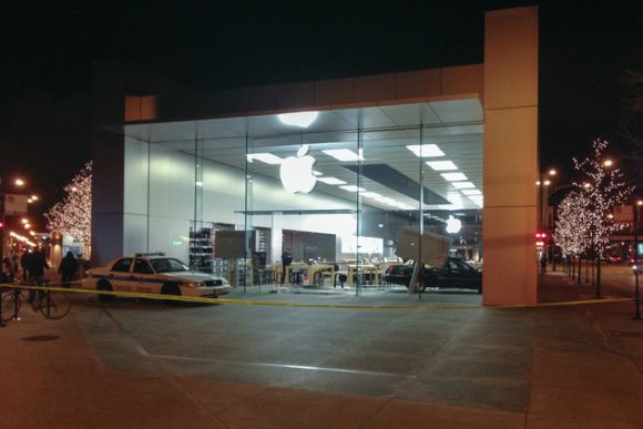 Авария: Машина врезалась в магазин компании Apple
