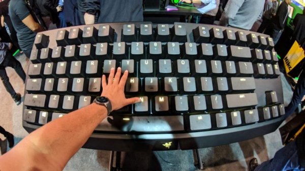 На CES показали гигантскую механическую клавиатуру