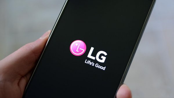 LG также патентует складной смартфон