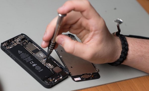 В США хотят запретить продажу iPhone и других трудно ремонтируемых устройств