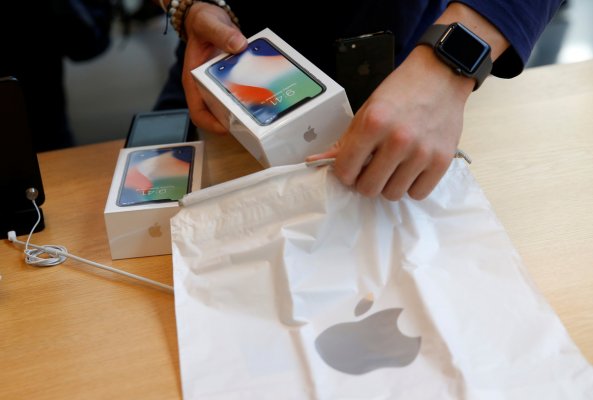 Низкий спрос на iPhone X вынудил Apple сократить производство вдвое