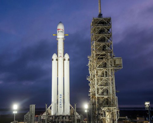 SpaceX успешно запустила в космос сверхракету Falcon Heavy