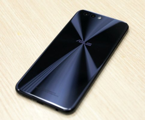 ASUS ZenFone 5 будет похож на iPhone X
