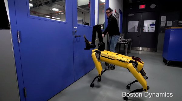 Видео: робот SpotMini сбегает от Boston Dynamics