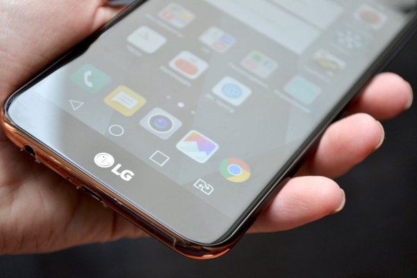 LG анонсировала смартфоны K10 и K8 2018 года