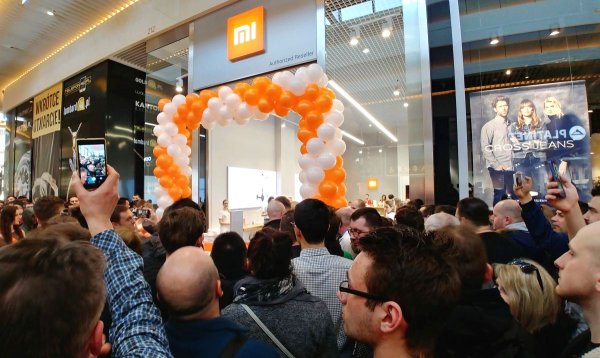 Видео: фанаты Xiaomi осаждают магазин в Польше