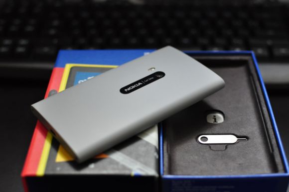Nokia Lumia 920 в сером цвете приедет в Россию в феврале