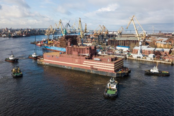 Плавучая атомная электростанция «Академик Ломоносов» вышла в море