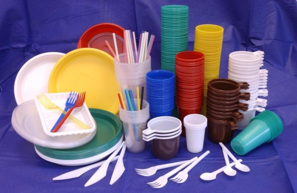 ЕС хочет запретить одноразовую пластиковую посуду