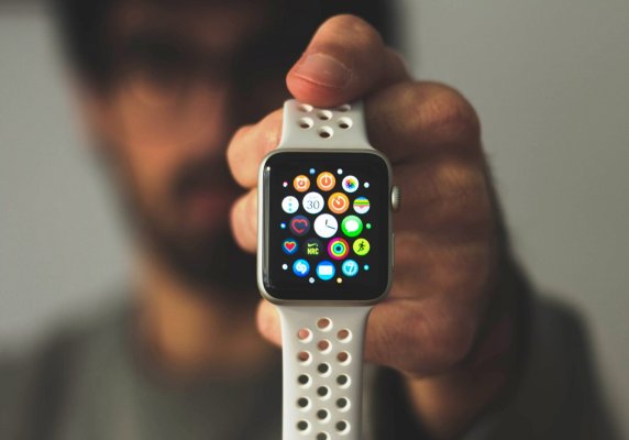 От Apple в суде требуют $5 млн за проблемы с экранами Apple Watch