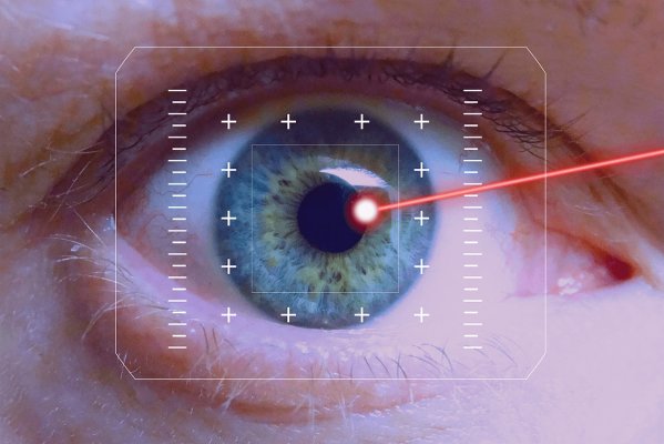 Робот впервые прооперировал глаз человека