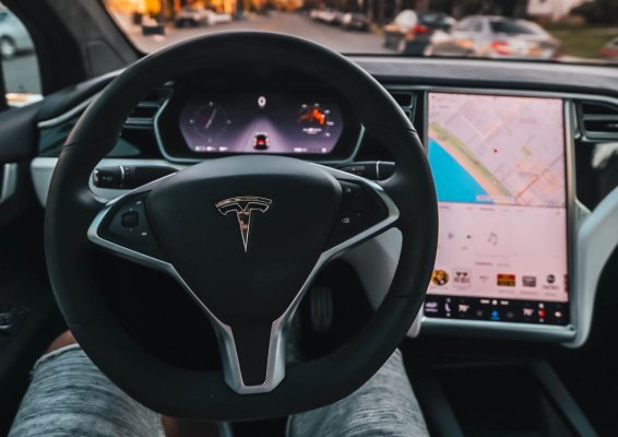 Tesla Model S пришлось трижды тушить после аварии