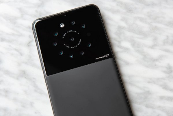 Смартфон с 9 камерами появится уже в этом году