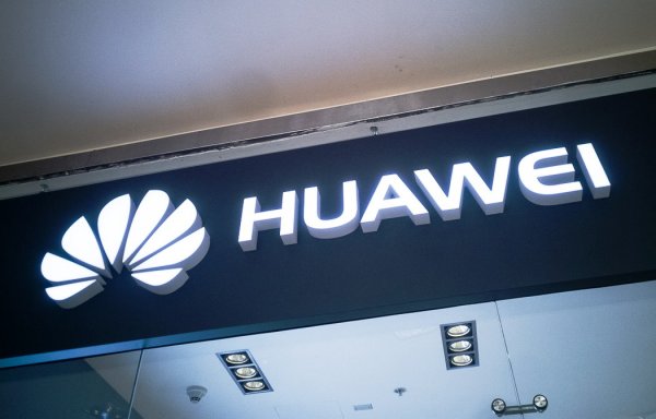 Huawei готовит гибридный фитнес-трекер TalkBand B5 с цветным экраном