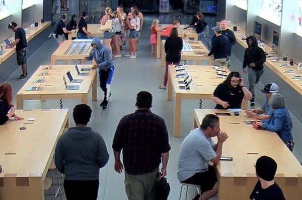Украсть за 30 секунд: дерзкое ограбление Apple Store попало на видео